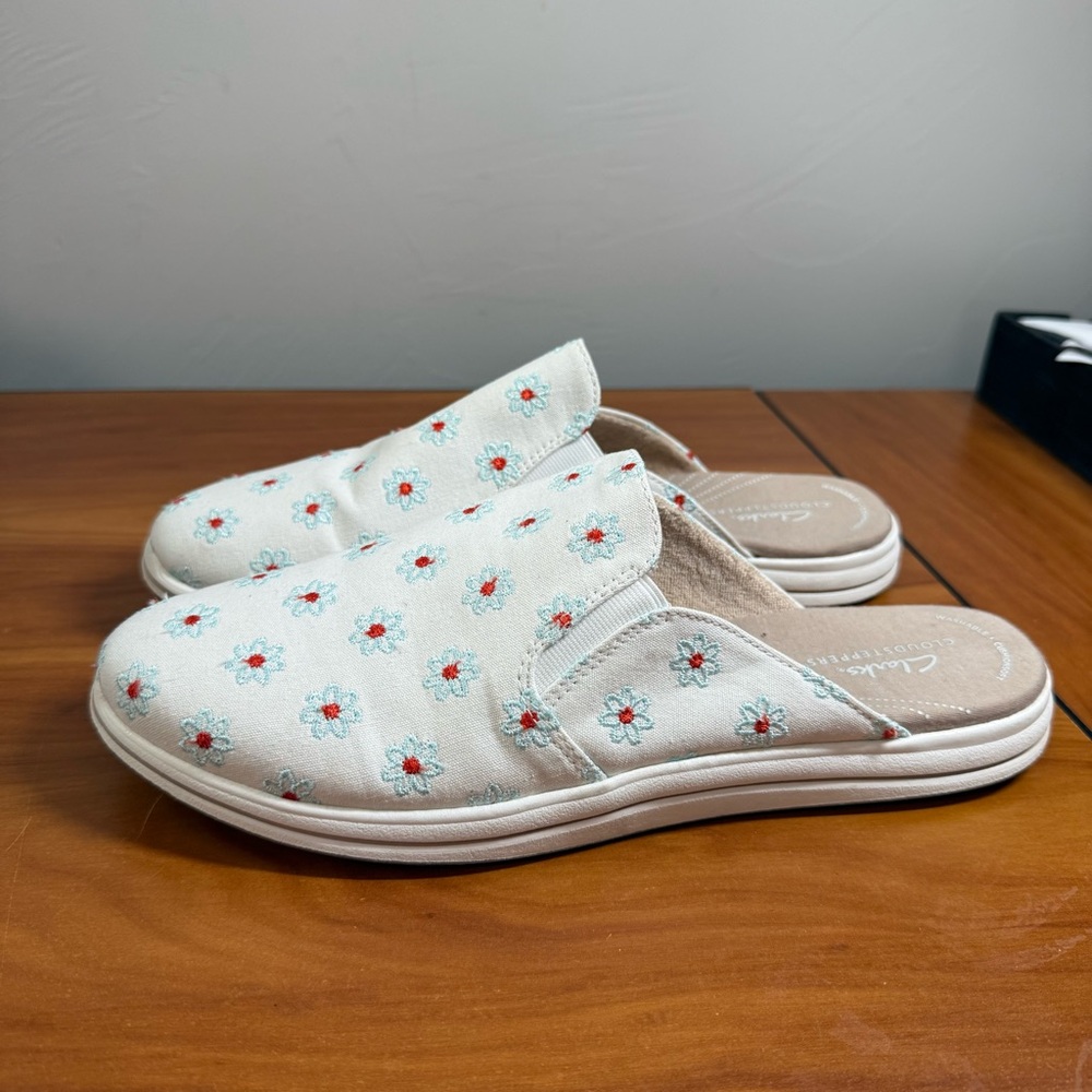 NWOT Clarks Cloudsteppers Breeze Shore Slip On Mule Comfort Shoe Floral Canvas